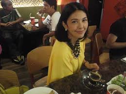 Es una cantante, compositora y actriz filipina. Showbiz Portal Robin Nievera Son Of Martin And Pops Talks About How It Is To Have Parents Like The Concert King And Queen
