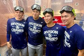 大谷も笑顔…V直後の肩組み4ショットが反響「泣けてくる」 日本人3人で挟んだ26歳内野手 | Full-Count