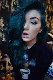 I Love Her Curled Green Hair Its The Exact Color Id Like Mine To Be Unnatural Hair Color Dark Teal Hair Teal Hair