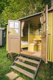Back To Wriggly Tin The Londoner Wohnwagen Stockbett Back To Wriggly Tin The Londoner In 2020 Kleine Hauspflanzen Mikrohaus Design Kleines Haus Auf Radern