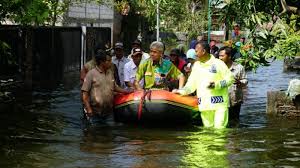 Pernyataan tersebut dilontarkan ganjar pranowo melalui media sosial. Ganjar Naik Perahu Karet Tinjau Banjir Di Sayung Demak Tribun Jateng