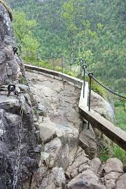 De wegen zijn vaak niet breed en de maximale snelheid ligt meestal op 80 km per uur. Gesicherter Weg Zum Preikestolen Mapio Net
