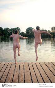 Zwei Männer springen nackt von einem Holzsteg in den Badesee - ein  lizenzfreies Stock Foto von Photocase