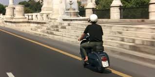 Caro diario (dear diary), which won the director's prize at cannes last spring, is about the various anxieties, observations and obsessions of italian writer/director nanni moretti. Nanni Moretti Rifa La Scena In Vespa Di Caro Diario 27 Anni Dopo