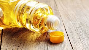 Chai dầu ăn đ&atilde; mở nắp d&ugrave;ng được trong bao l&acirc;u? Nhiều người kh&ocirc;ng để &yacute; tới  điều n&agrave;y n&ecirc;n m&oacute;n ăn dở tệ