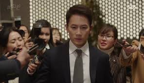 Jungwoo caught in cctv holding a large suitcase. Defendant Episode 1 Dramabeans Korean Drama Recaps