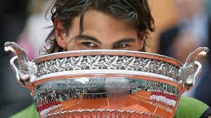 Estas fotos no necesitan descripción, sólo reflejan el descanso del superhéroe que rompe a llorar cuando gana roland garros por novena ocasión. Rafa At Roland Garros Atp Tour Tennis
