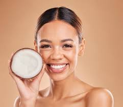 Giovane donna frutta di cocco e bellezza degli occhi cura della pelle o  crema vegana su sfondo blu studio Persona felice o modello con prodotto  naturale per dermatologia cosmetici eco-compatibili e benefici