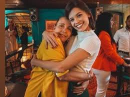 A atriz e compositora após assumir namoro, vitória strada e marcella rica posam juntas. Vitoria Strada Posa Agarradinha Com A Mae Da Namorada Marcella Rica 14 02 2020 Uol Tv E Famosos