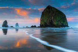 Haystack Rock Cannon Beach Es Una Pequena Ciudad Costera En El Noroeste De Oregon Es Conocido Por Su Larga Costa Areno Cannon Beach Haystacks Oregon Coast