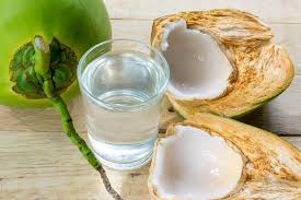 Água de coco é melhor do que água? Compare benefícios e cuidados
