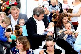 Aktuelle videos & clips aus der welt der politik, national wie international Markus Soder En Twitter Die Ubernahme Der Ehrenpatenschaften Fur Drillinge Durch Den Ministerprasidenten Ist Eine Besondere Anerkennung Fur Die Familien Wir Freuen Uns Mit Den Kinderreichen Familien Und Unterstutzen Sie Denn Bayern