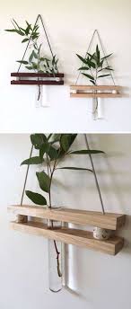 etagere en bois suspendue avec un vase soliflore deco deco d interieur artisanale et deco murale