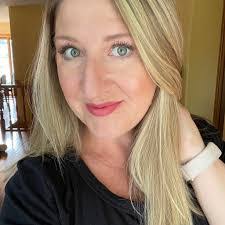 Shari Welsh's Instagram, Twitter & Facebook