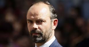 Suspecté de radicalisation, Édouard Philippe refuse de raser sa barbe  malgré les injonctions de Macron