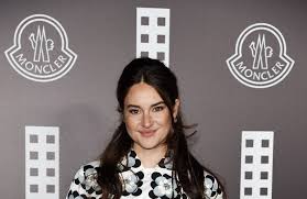 Shailene woodley says she and nfl star aaron rodgers have been engaged for a while. Fj3d82hmyvqvfm