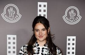 Shailene woodley confirmed that she's engaged to green bay packers quarterback aaron rodgers. Gon9wtbmvbbrkm