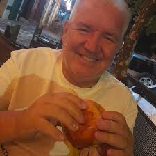 🕊️ Un homenaje eterno en las calles de Posadas En una de las paredes más  visibles de la ciudad, el rostro del Papa Francisco cobra vida en un  imponente mural que honra