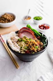 Springy and oily noodles (with pork lard), minced pork (well seasoned), char siew (usually of less fatty cut), and vegetables (choy sum). Kolo Mee Dry Sarawak Malaysian Chinese Noodles Sift Simmer