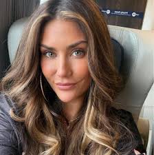 I am looking for recommendations for hair stylist that specialise in short  coloured hair styles. With photos if possible 😊