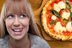 Pizza con sorpresa, ecco la tecnica che usano i maestri napoletani più di  successo