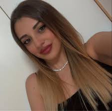 QUESTO CUCCIOLONE BRAVISSIMO AFFETTUOSO È STATO ABBANDONATO IN UN  PARCHEGGIO .IO PIU DI GARANTIRGLI IL CIBO E L ACQUA E GIOCARE UN PO CON LUI  NON POSSO FARE. HO MESSO ANCHE UNA