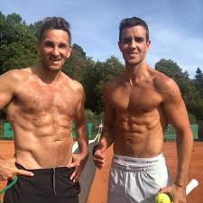 Benjamin piwko, seit einem behandlungsfehler in seiner kindheit gehörlos, ist heute berufssportler, schauspieler und botschafter, der die „laute mit der „stillen welt verbinden möchte. Fitness Bilder Die Straffen Muskeln Der Stars Gala De