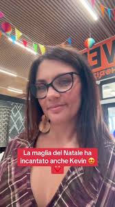 Natale e Amore: La Maglia Incantevole di Kevin