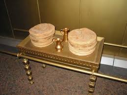 The Table Of Showbread Was A Small Table Made Of Acacia Wood And Overlaid With Pure Gold It Measured 3 By 1 5 Feet An The Tabernacle Tabernacle Jewish Temple