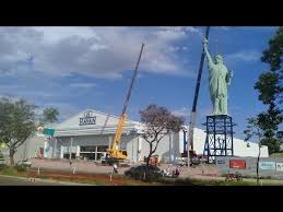 Segundo o corpo de bombeiros do município, a queda ocorreu às 7h da manhã. Chegada Da Replica Da Estatua Da Liberdade Das Lojas Havan Passo Fundo Youtube