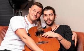 Pizzera & jaus ist ein musikprojekt der beiden österreichischen kabarettisten und musiker paul pizzera und otto jaus. Weihnachten Mit Pizzera Jaus Ob Penis Oder Vagina Woman At