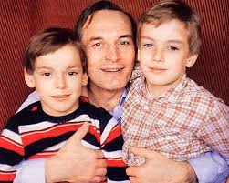 На его счету более сотни. Vasilij Lanovoj S Synovyami Kianu Rivz Akter Sobytiya