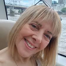 COMPROMISO PARA QUE VIAJEMOS MEJOR El año pasado sumamos más de 100 coches  nuevos al subte y con eso mejoramos la frecuencia y también hicimos que tu  viaje sea más seguro y