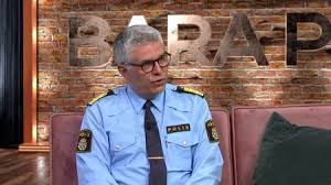 Anders thornberg har utbildat sig till reservofficer och tog 1982 examen vid polishögskolan. Bara Politik Rikspolischefen Anders Thornberg