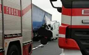 Traffico paralizzato sull'a1 per un grave incidente che, stando alle primissime informazioni, vede coinvolti due mezzi pesanti. Furgone Con Esplosivo Si Scontra Con Un Camion Paura E Feriti Sull A1
