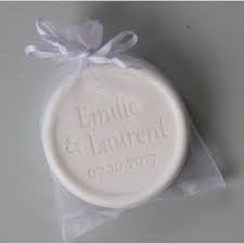 Organza gift pouch sold in packs of 5 with foldable greeting card to slip into your pocket, blank inside to leave your message, and a satin drawstring. Mariage Pochette En Organza Blanc Cadeau Invite Emballage