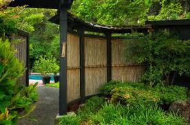 Japanischer Garten Inspiration Fur Eine Harmonische Gartengestaltung Japanischer Garten Gartengestaltung Hinterhof Privatsphare