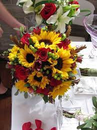 August wedding flowers are some of the boldest, brightest and most beautiful. Pozytywne Inspiracje Slubne Sunflower Wedding Bouquet Red Roses And Sunflowers Sunflower Wedding