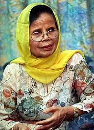 ↑ a b c d et e (en) «umno veteran tan sri aishah ghani dies, age 90», the star, 19 avril 2013. Veteran Umno Aishah Ghani Meninggal Dunia Semasa Mstar