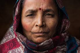 Indisk kvinna med röd prick i pannan