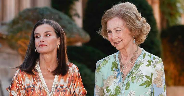 Una experta en protocolo, sobre el motivo de la diferencia salarial entre  la reina Letizia y doña Sofía: "Tiene una fuerte carga simbólica. Refleja  un equilibrio institucional deliberado"