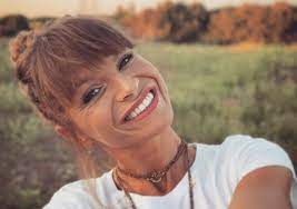 She was the winner of the 2009 edition of the italian talent show amici di maria de filippi. Alessandra Amoroso Instagram Stupisce I Fan Fore De Capu Proprio Sai Fare Anche Questo