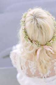 Hubsche Brautfrisur Offen Und Mit Blumenkranz Aus Kamille Schleierkraut In 2020 Braut Blumen Vintage Hochzeit Brautfrisuren Blumenkranz