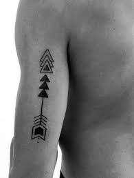 40 Kleine Tattoo Designs Fur Manner Mit Tiefen Bedeutungen Kleine Pfeiltattoos Kleine Tattoo Manner Kleines Tattoo