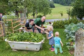 Anstatt dessen sollten sie die existierenden wände und zäune nutzen, um die mehrseitenbearbeitung zu vermeiden. Badewannen Upcycling Wie Plotzlich Krauter In Der Wanne Wachsen Rohrbach