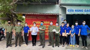 Quỹ từ thiện kim oanh trao tặng máy thở và thiết bị bảo hộ y tế cho tỉnh long. Cong An Cáº§n ThÆ¡ Ra Chá»£ Phat Tá»«ng Chiáº¿c Kháº©u Trang Phong Chá»'ng Covid 19 Bao NgÆ°á»i Lao Ä'á»™ng