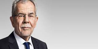 Bereits am tag nach seinem knappen wahlsieg hat der neue bundespräsident alexander van der bellen angekündigt, dass er darauf verzichtet, wie es bisher üblich war, ein bild von sich in jeder schule hängen zu haben. Ein Portrat Und Seine Bedeutung Bundesprasident
