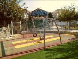 Ο 76χρονος άνδρας λίγο μετά τις 10 το πρωί πυροβόλησε τον γιο του ηλικίας 48 ετών στην κοιλιά με μια καραμπίνα. Paidikes Xares 2019 Anakataskeyh Sthn Plateia Eley8erias Koropi