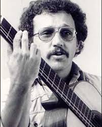 Hoy falleció Antonio Cabán Vale, "El Topo", poeta y cantautor boricua.  Preocupado por el rescate de la música popular de la isla y figura  relevante de la nueva canción puertorriqueña. Su tema