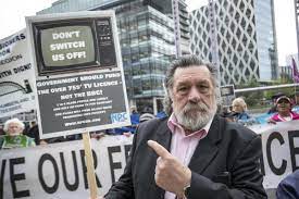 Ricky tomlinson podcast early life tomlinson was born eric tomlinson in blackpool and has lived in liverpool most of his life. Ricky Tomlinson Leads Licence Fee Protest Outside Bbc S Salford Office Alloa And Hillfoots Advertiser